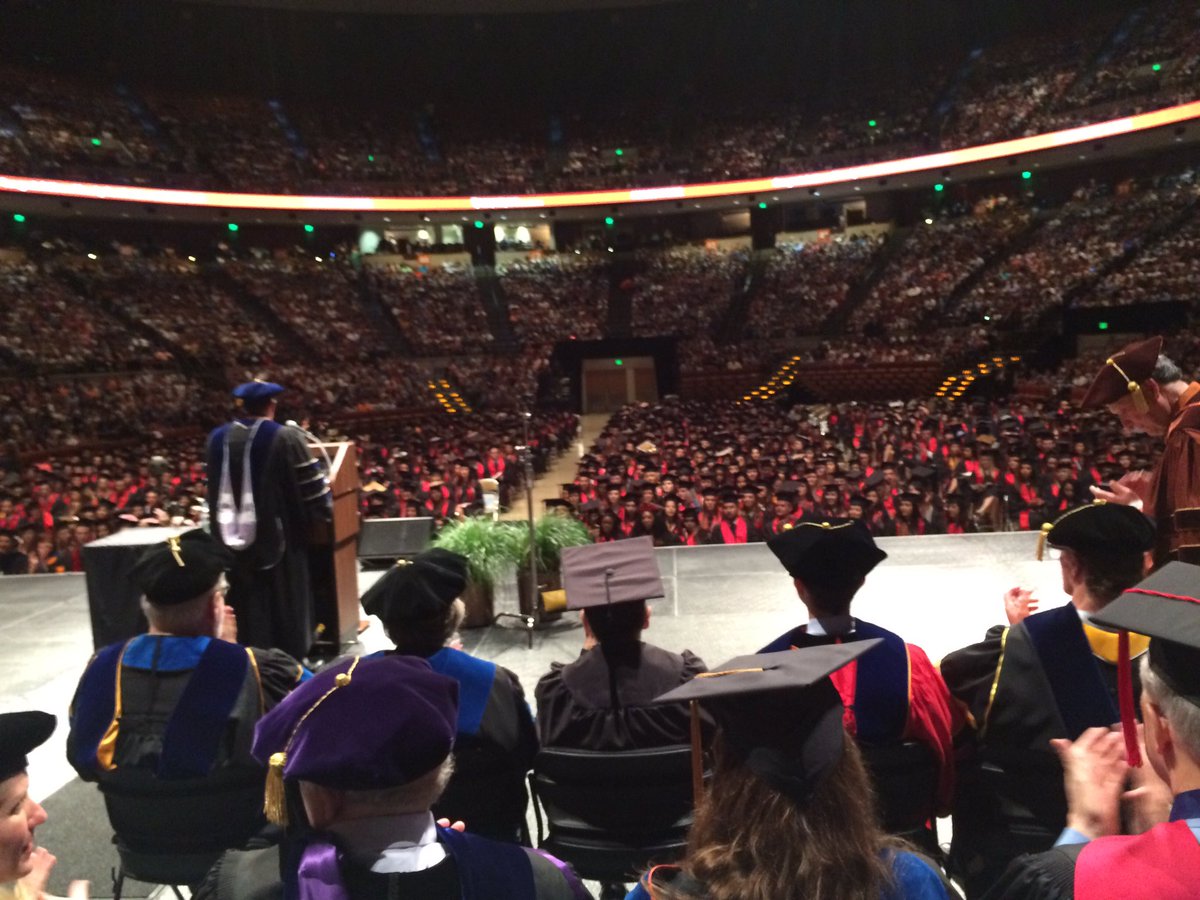 kdanielrobbins's tweet image. A nod from @jaybernhardt for @cashUT at her final @moodycollege commencement. #UTGrad #UTgrad2016