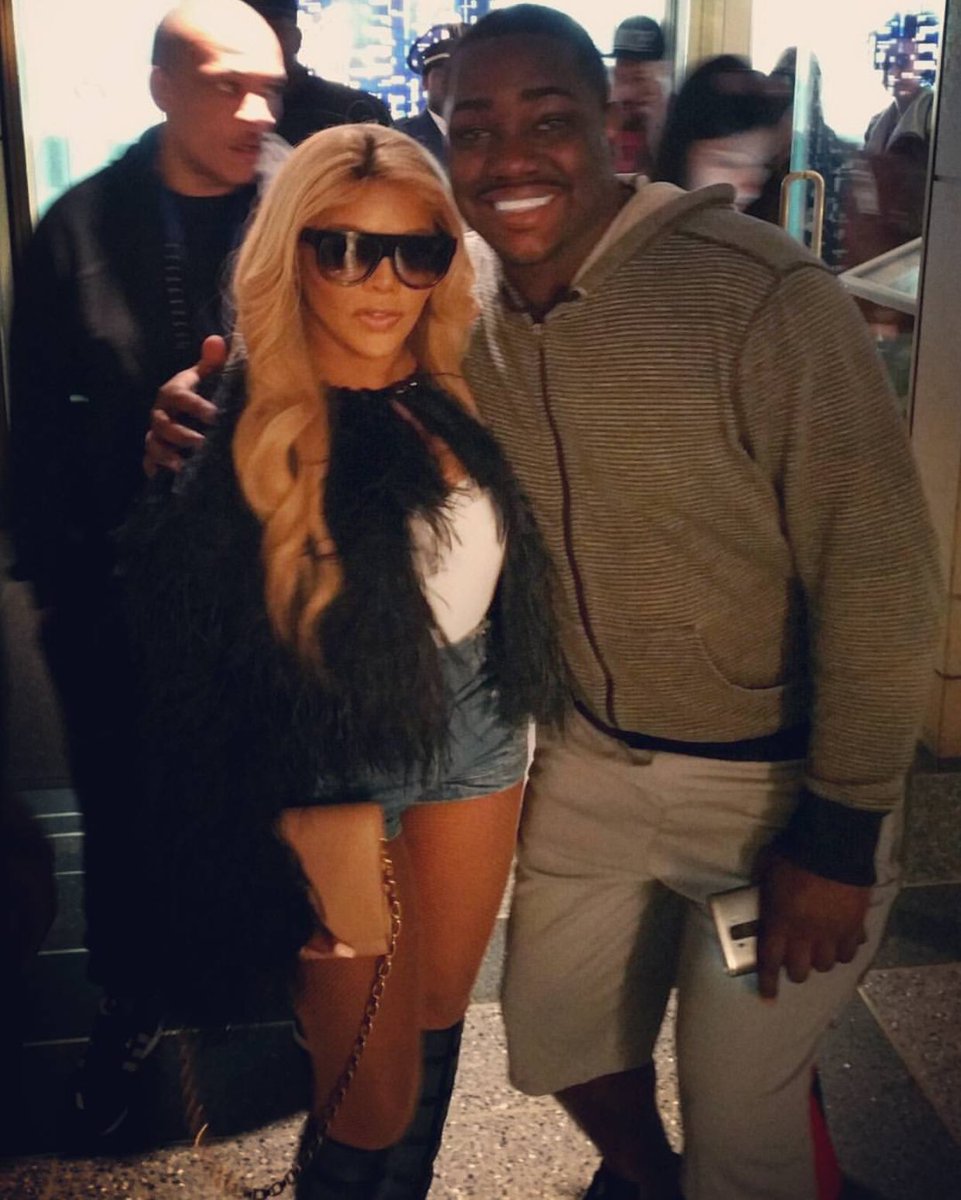 LilKimNow's tweet photo. Lil' Kim posing with a fan at the @TODAYshow. https://t.co/6dEv3wFDTs