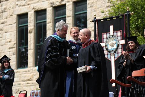SterlingCLife's tweet photo. 2016 McCreery Teaching Award presented to Swartz https://t.co/X4X0ujCvnV #SterlingProud #SCGrad2016 https://t.co/GdA73RZRum