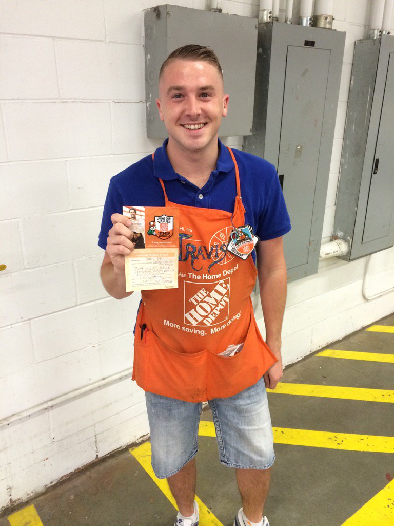 csesto15's tweet photo. Thank you Travis for keeping our associates & customers safe today! You truly live our values😊@williams2_e https://t.co/a3mH21Yfct