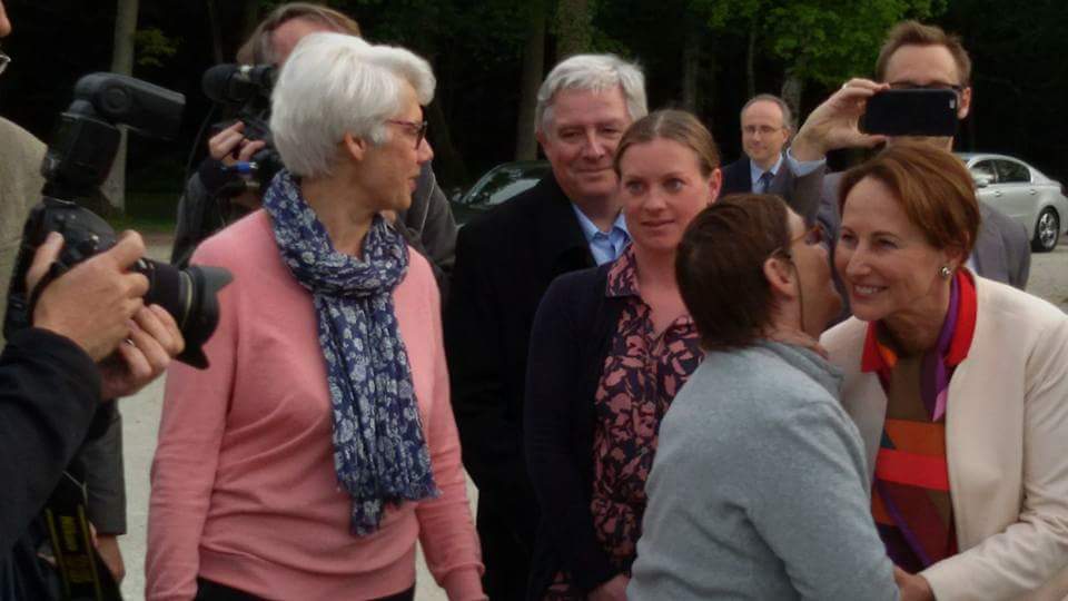moonlight1220's tweet photo. Ségolène #Royal très entourée à l'hippodrome de la Bergerie #lePinauHaras #NonantlePin #GDE https://t.co/aqzll92Azn