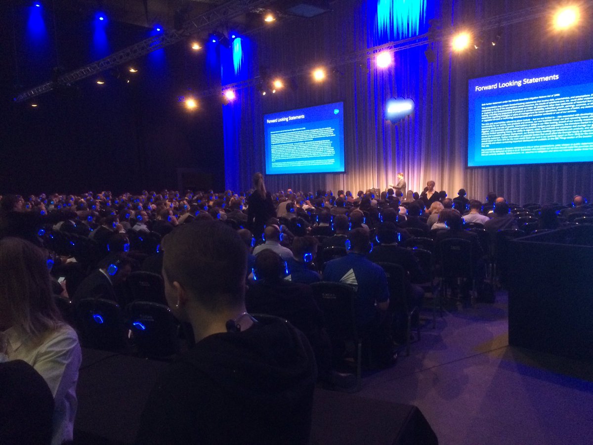 far4pres's tweet photo. This salesforce conference is pretty crazy https://t.co/jvCLeUPoFa