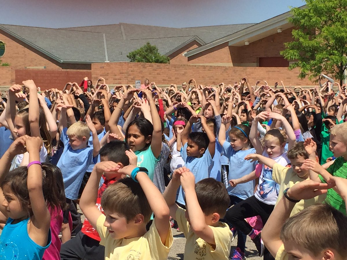 MrsBly_MECC's tweet photo. Now this is what a community looks like! #cincydance #GrowingGreatnessTogether https://t.co/HhDVNfw0Ne