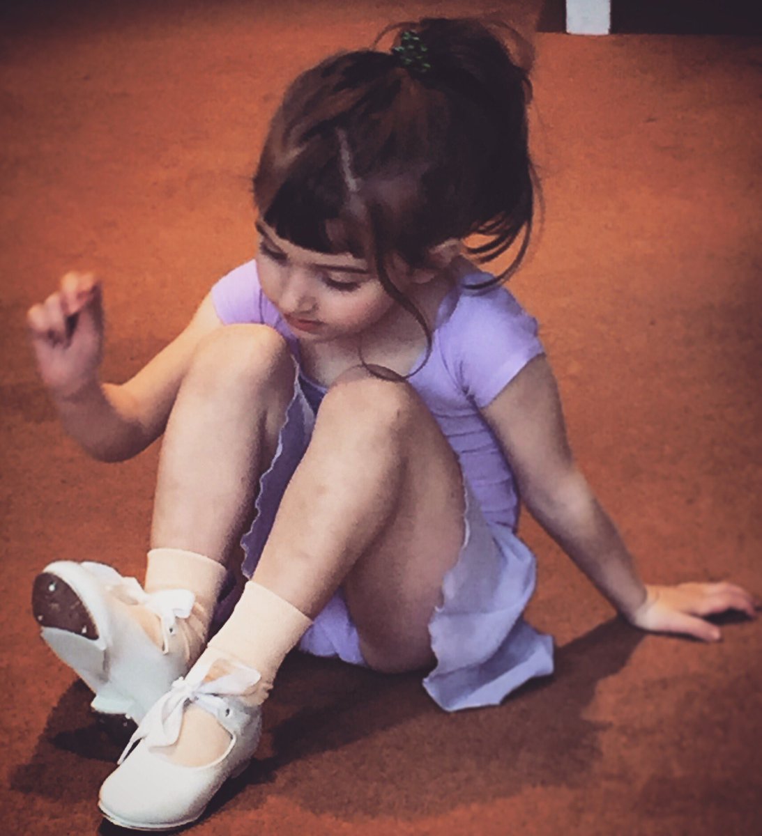 LittleLdnBallet's tweet photo. One of our little tappers practising her tiny taps before class today 💖🦄💖 #tapdance #tutucute #llballet https://t.co/m6auBkMORx