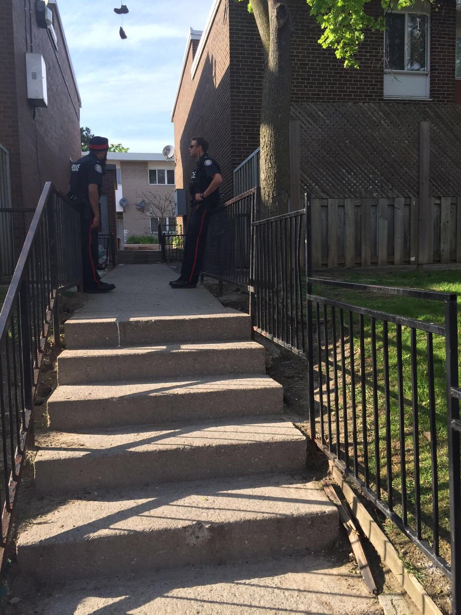 iCop54's tweet image. Neighbourhood Officers of FlemoPark @TPS54Div taking back areas 4 community that was once frequented by local gangs