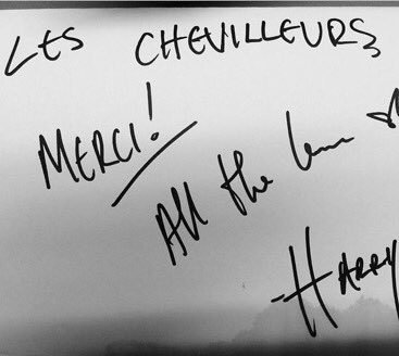 harryupdates__'s tweet photo. DunkirkにあるレストランでのHarry👦🏻 (5.19.16)
サインも書いてあげたようです✏️ https://t.co/FmXvednxsy