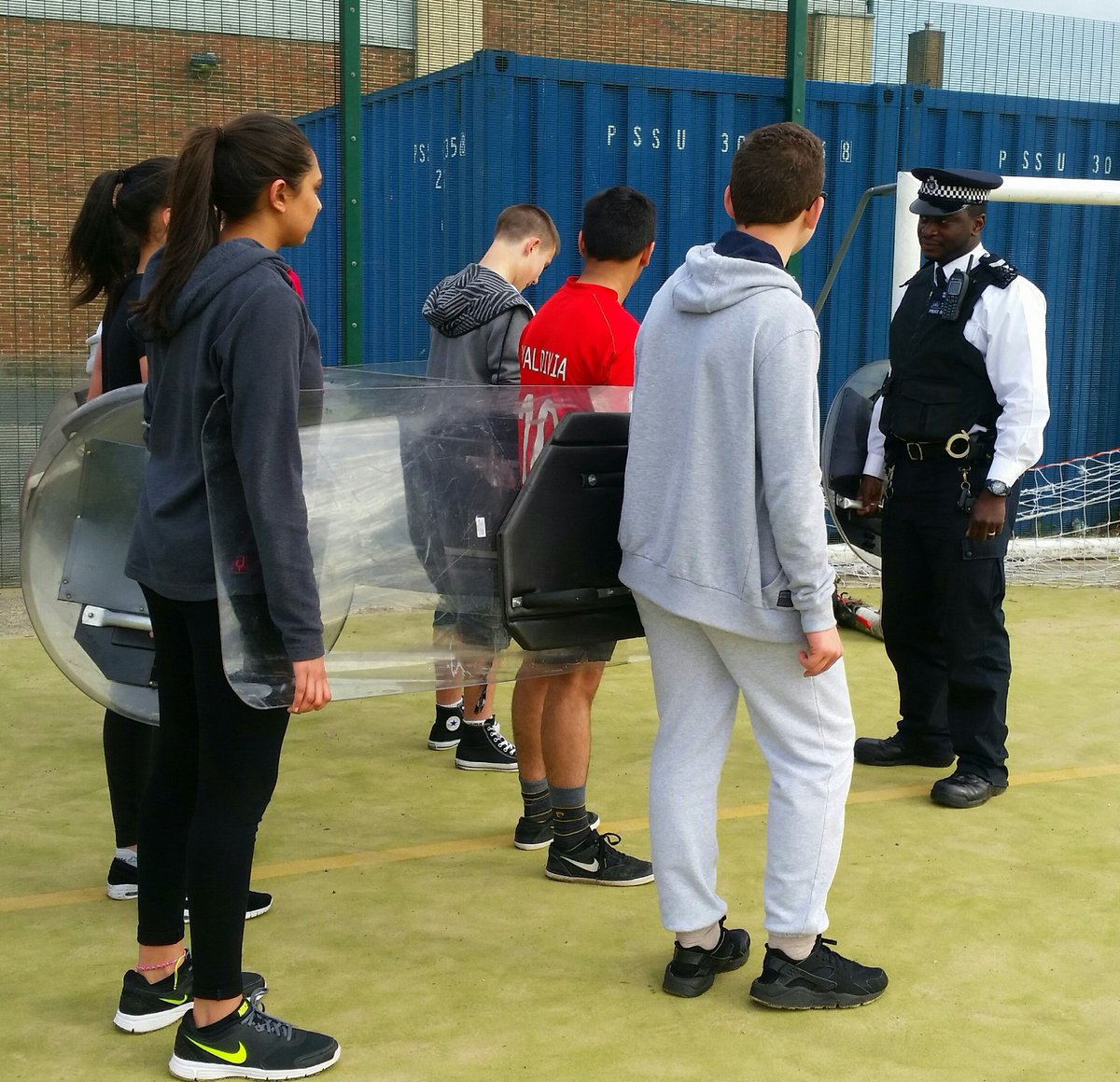 MPSMerton's tweet photo. BIG 👏👏tonight our Sgt Bediako, teaching Cadets about Public Order tactics &amp; team wk. Gr8 job Sarge esp #ShieldRun! 🏃 https://t.co/U5KbW88myy