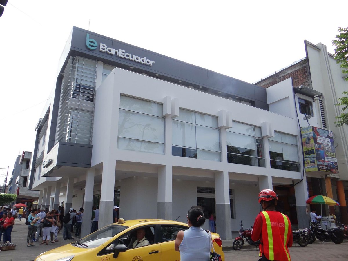 GadQuevedo's tweet photo. Simulacro de Incendio, Evacuación, Rescate y Primeros Auxilios con personal de @BanEcuadorBP https://t.co/PNMQNtpV9G https://t.co/0DRcAVr4Dr