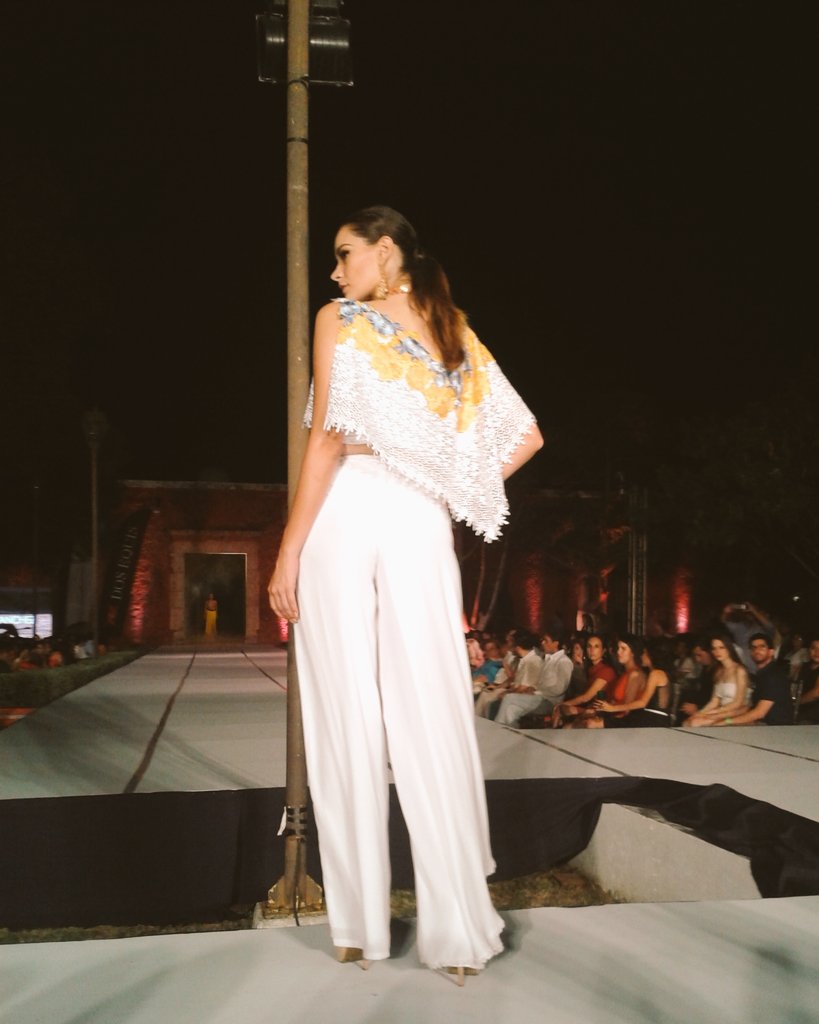elremedioradio's tweet photo. Disfrutando de la pasarela Moda + Arte, presentando a diseñadores locales y nacionales #ElRemedio #ModaArte https://t.co/s5YXopQQTi