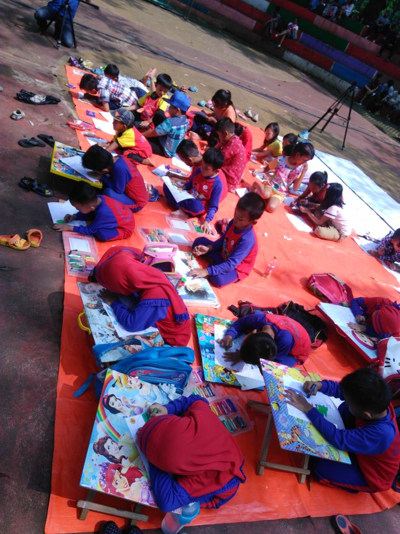 Anak2 menggambar di taman musik #DariKamiUntukCitarum #MelawanLimbah <a href="/PRFMnews/">Radio PRFM</a> <a href="/infobdg/">BANDUNG ᮘᮔ᮪ᮓᮥᮀ</a>