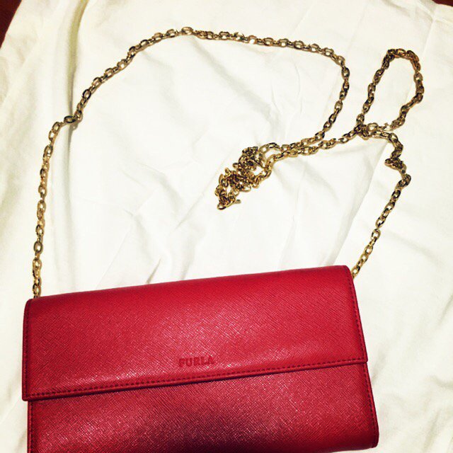 dolphinWH's tweet photo. ขาย cross body bag furla ในราคา ฿9,000 ที่ #ShopeeTH ตอนนี้! https://t.co/Svm8kc9vLP https://t.co/K0W7FNQivZ