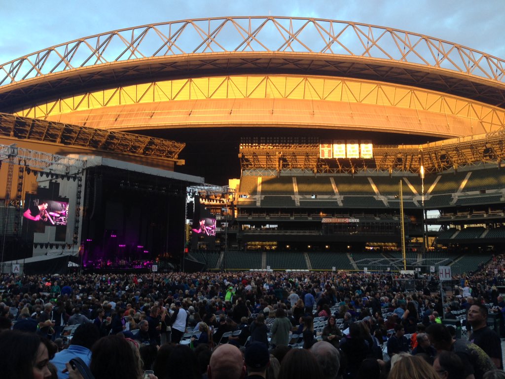 lauramlive's tweet photo. Safeco at sunset https://t.co/wQp44mAbEo