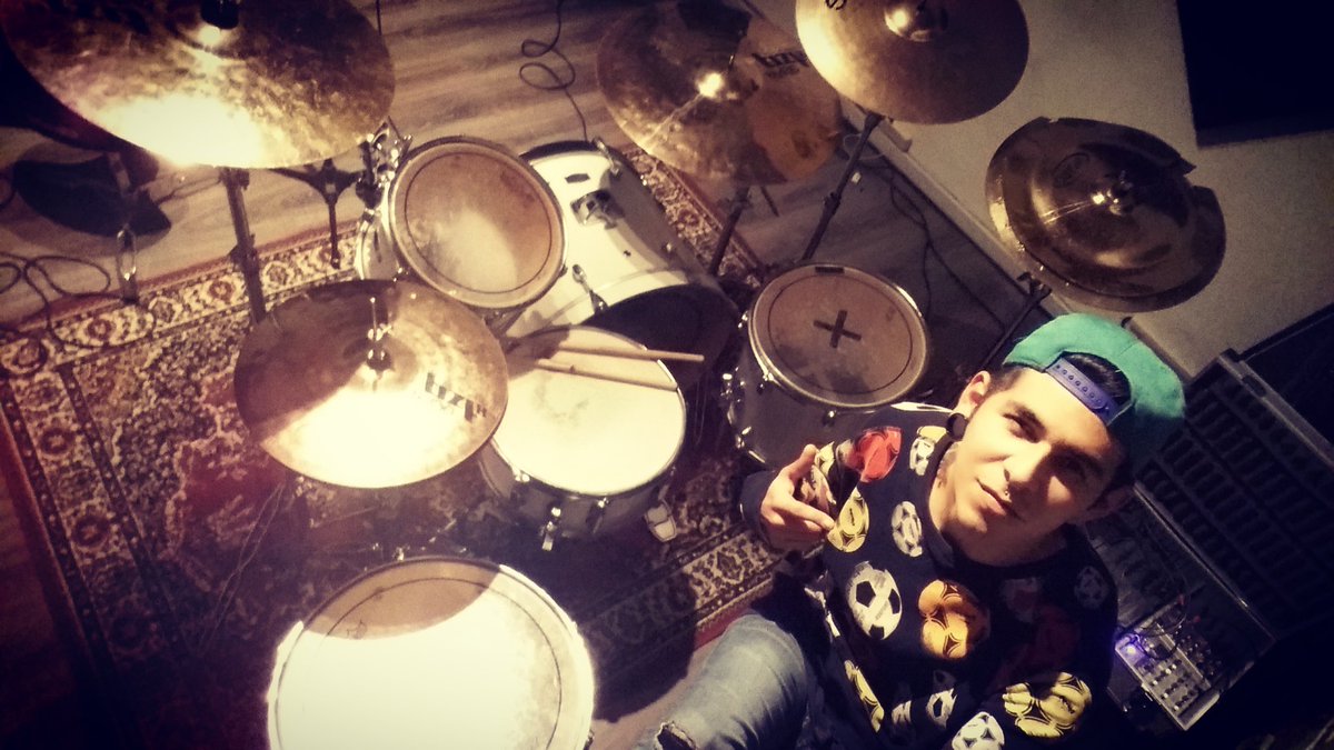mathii__mathii's tweet photo. Si me preguntan de felicidad, les muestro esta foto
#drums #drummer #drumlife #drumlove #remo #promark #paiste https://t.co/wm1ZutYOX2