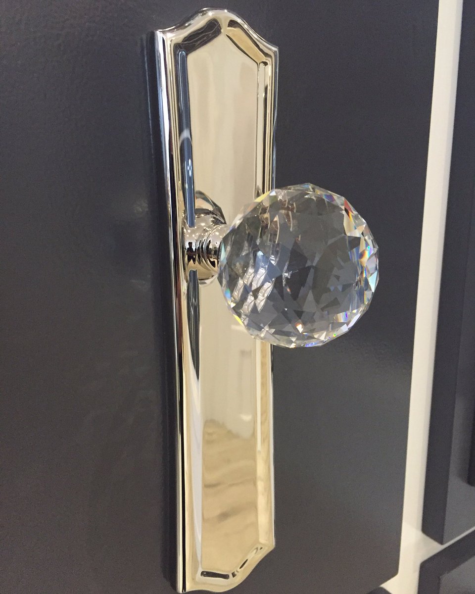 RyanNgu55899997's tweet photo. Solid brass plate with diamond crystal know https://t.co/NX9diEMxge