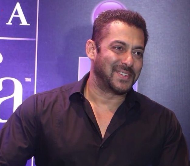 BeingsHS's tweet photo. Dashing @BeingSalmanKhan during the press conference 😃 #IIFAMadrid2016 #ColorsIIFA2016 https://t.co/yXh5oPrheo