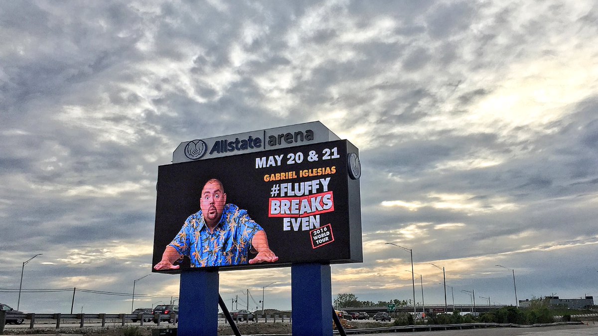 fluffyguy's tweet photo. 1 hour til showtime 😃 #Chicago #FluffyBreaksEven #AllstateArena https://t.co/6vexKXZ8pL