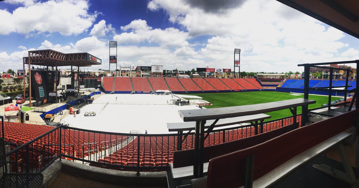 Robstaaaronie's tweet photo. listened to big and rich warm up in Dallas✔️ Closed 4 new acounts ✔️ Napped on the grassy knoll ✔️ Chicago bound ✔️ https://t.co/TcgPGjCUIR