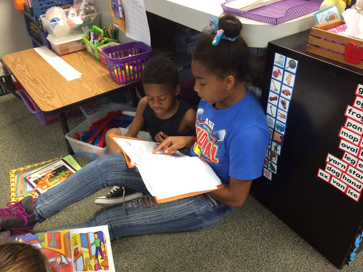 LovettTes's tweet photo. We showed everyone what great readers we have become. #celebratetes https://t.co/wWDMeJ0Tnq