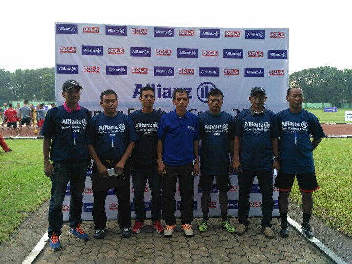 BOLASabtu's tweet image. Yusuf Ekodono, eks bintang sepak bola Surabaya, dan tim bersiap utk menyeleksi anak2 Surabaya #AJFC2016 @allianzid