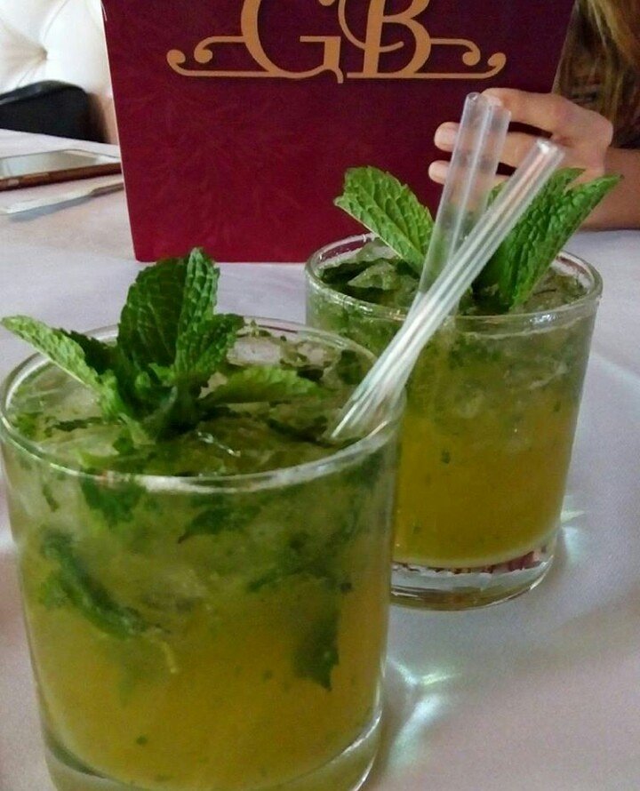 Ya sabes que los #viernes no son para quedarse en casa, así que ven y disfruta de tus #cocteles favoritos 😏