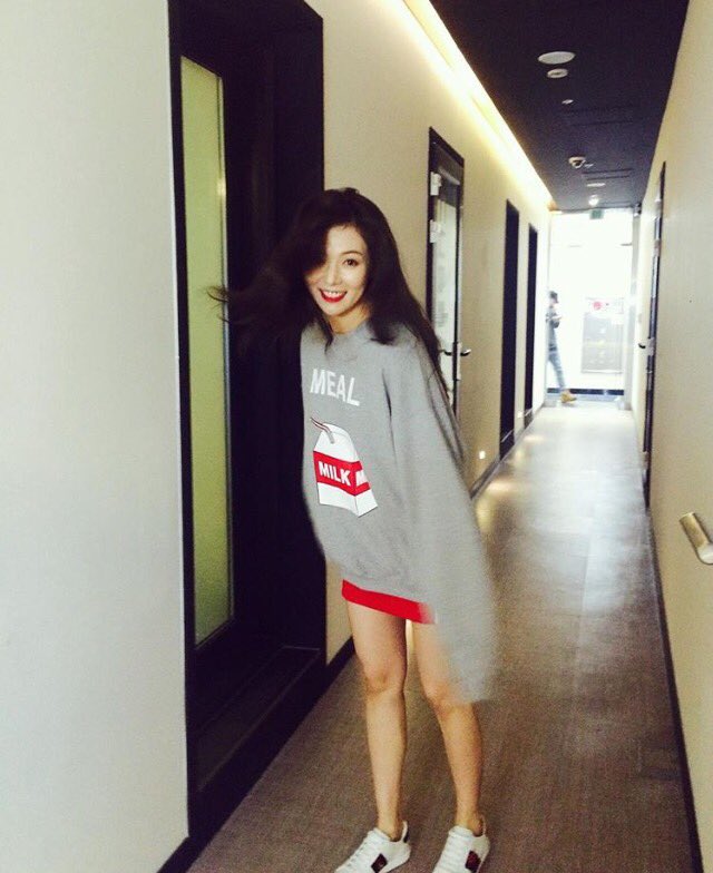 kelly_0117's tweet photo. CUBE新社屋 練習室や廊下等…(ヒョナちゃんインスタより)明るい雰囲気だね👍 https://t.co/RFvVZR7TXI