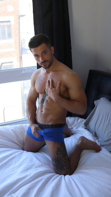 1 pic. The New Guy 
https://t.co/hfWWTHgEe0
#menofmontreal #gay #gayporn #solomale https://t.co/myg4