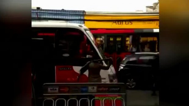 DÍA DE FURIA: Conductora rompió parabrisas de micro con un bate en calle de Rancagua ► ow.ly/Hp0W300qLux