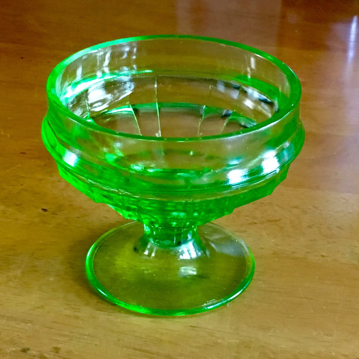 矢野 雅則 まっさー Pa Twitter ウランガラスのデザートグラスをヤフオクでゲット 紫外線を吸収してグラス自体が光る 特に夕暮れ時はあやしく美しい輝きを放つという これでアイス食べようっと ウランガラス ウラングラス デザートグラス