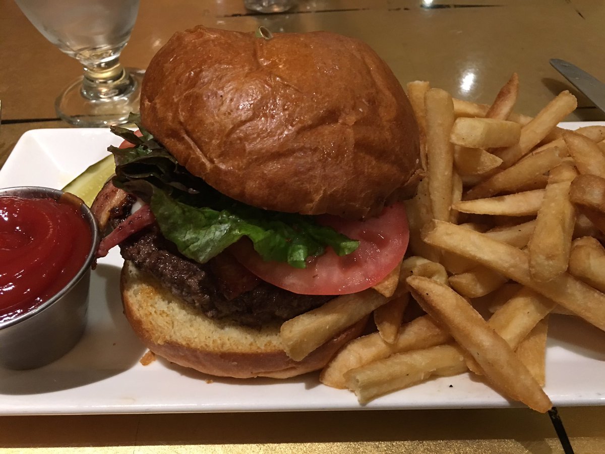 calliefbundy's tweet photo. When you're hotburg is wayyyy better than you even thought it was going to be🍔😋 #hotburg #FTW #pieholestuff https://t.co/LccG06Zemb