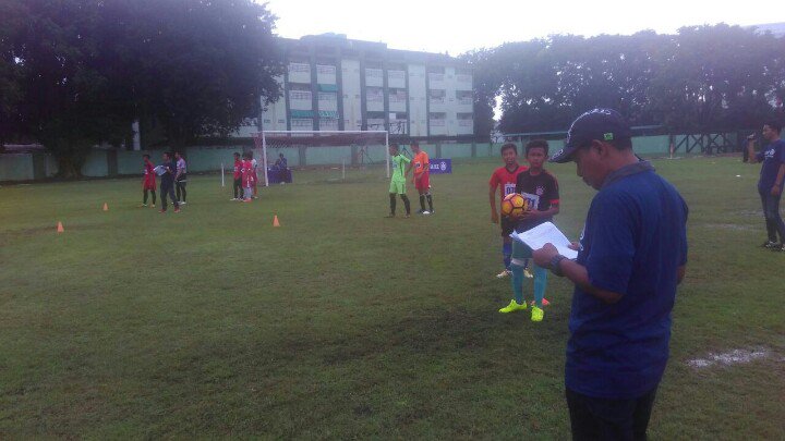 BOLASabtu's tweet image. Coach Margono (eks Persebaya) sdg menyeleksi tahap passing #AJFC2016 Surabaya @allianzID