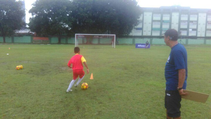 BOLASabtu's tweet image. Coach Lutut (Eks Pusam &amp;amp; PSIS) sdg menyeleksi sesi shooting skill test #AJFC2016 Surabaya @allianzID