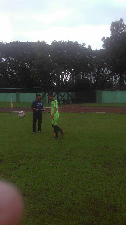 BOLASabtu's tweet image. David (SSB Putra Jenggolo) sdg melakukan dribbling test #AJFC2016 Surabaya @allianzID