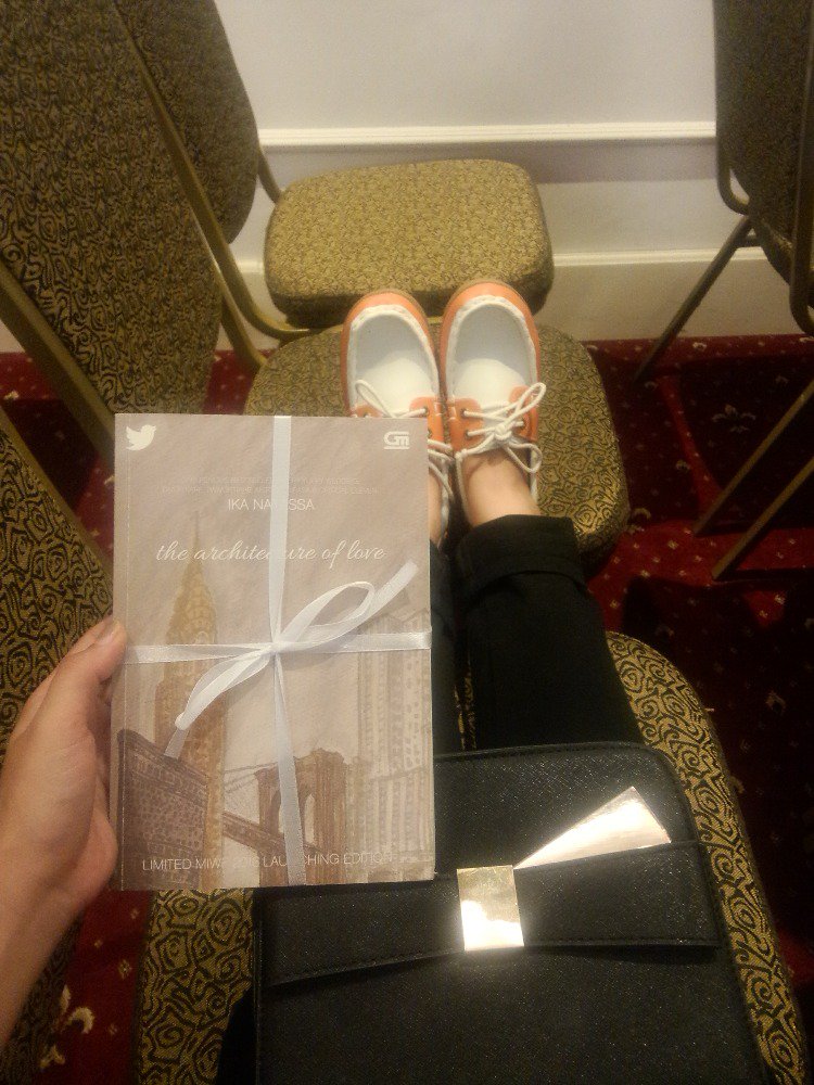 anna_cristin's tweet photo. setelah menunggu berjam2 antrinya panjang banget dan akhirnya dapat juga @ikanatassa 
#TAOLDay#MWF2016 https://t.co/V68DUIaa2g