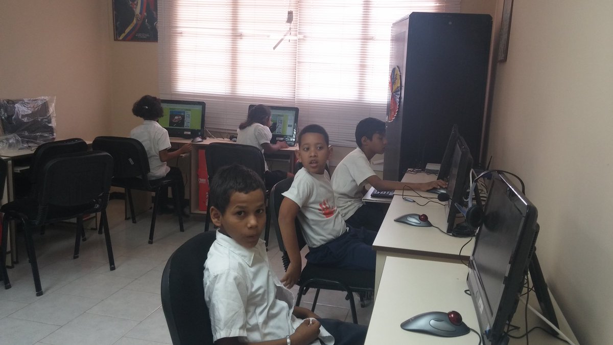 MinervaJSalaza1's tweet photo. Tutores CBIT dibujan sonrisas en cada niño\niña de la patria #FundabitBanderaDeChavez @NicolasMaduro @MPPEDUCACION https://t.co/0w14DmMYIZ