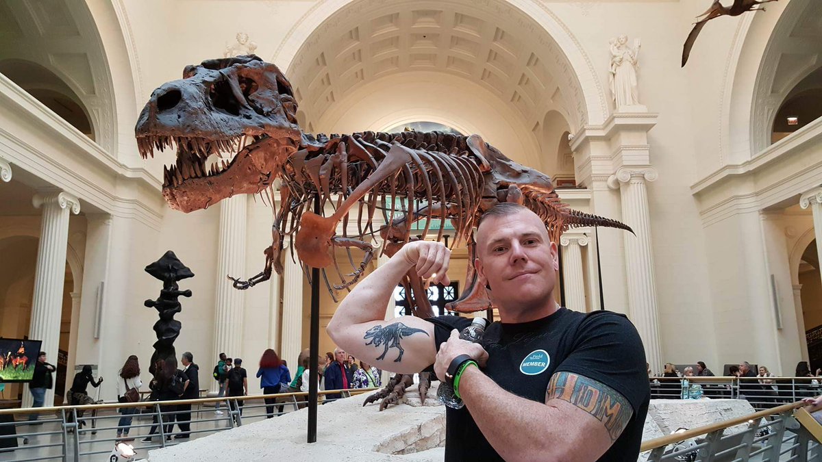 Eh__Steve's tweet photo. I came, I saw, I got my picture with @SUEtheTrex #MembersNight65 @FieldMuseum https://t.co/cADm4D6cEr