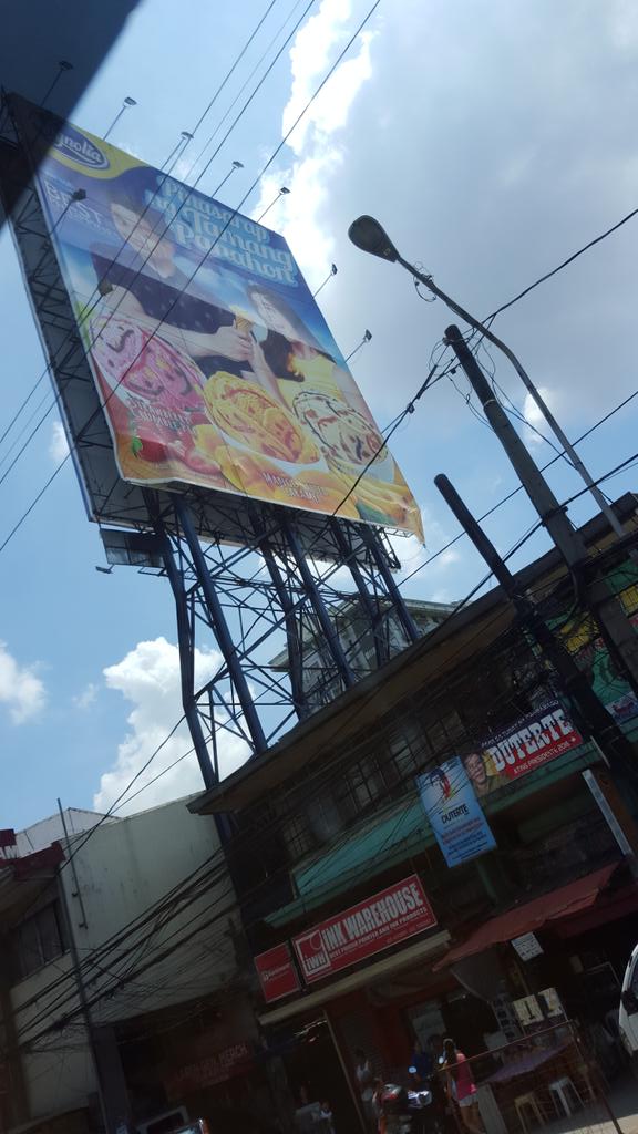 YamDfangirl's tweet photo. @mainedcm @aldenrichards02 I miss you. Buti na lang nagkalat mukha nyo sa Pinas.
#ALDUBMissingYou https://t.co/IONJ62x8NL