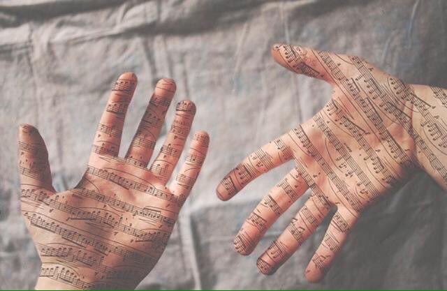 عطني يدك
ناولني اطراف الشعر
فيني قصيده من زمان
ومو قادر اكتب لي شطر
اسعدني الله يسعدك