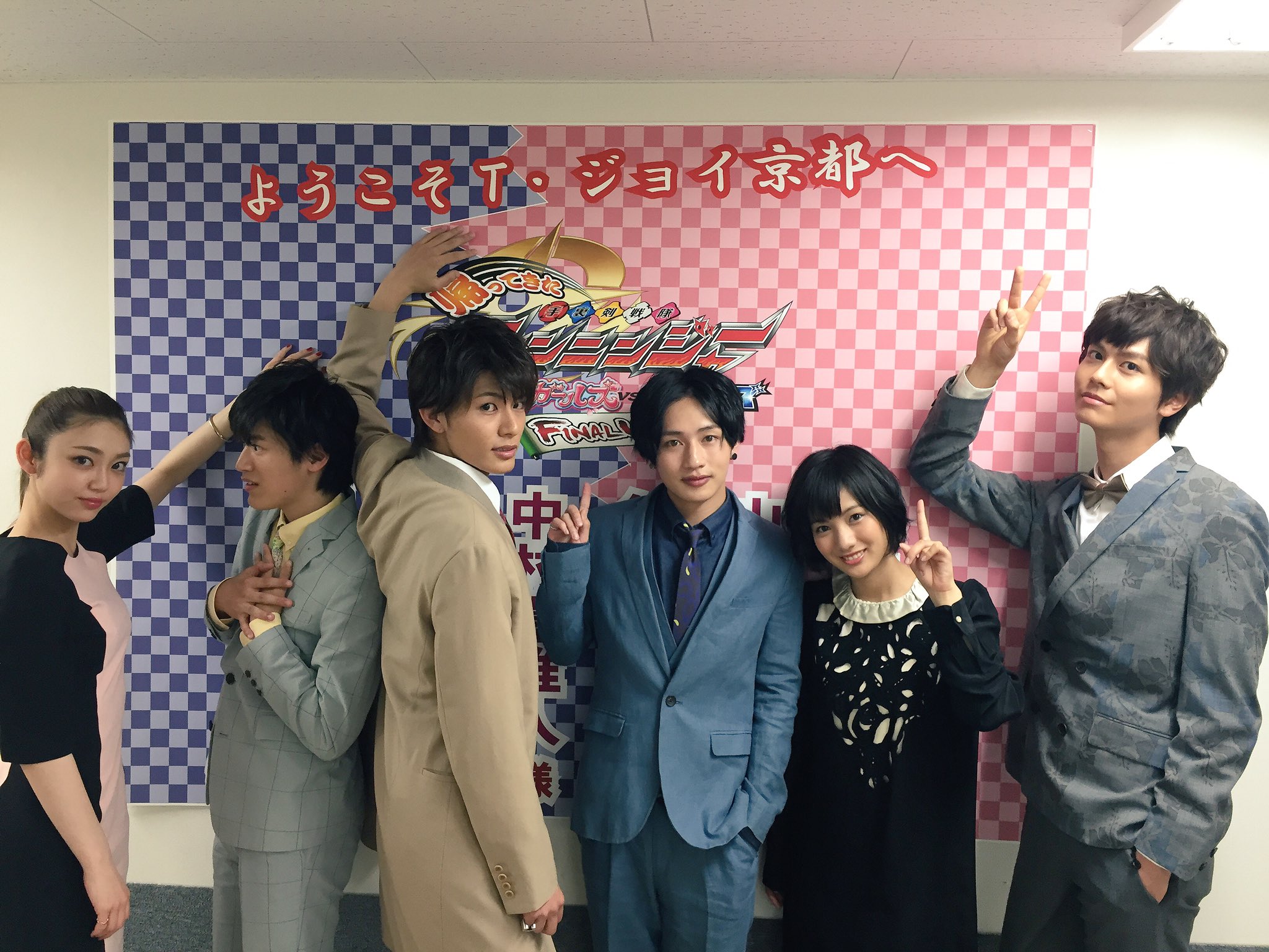 手裏剣戦隊ニンニンジャー 本日は6月22日 水 発売のvシネマ 帰ってきたニンニンジャー のイベントで京都にやってまいりました ラストは名古屋 今日もアツいぜ そして凪は霞の壁ドンにキュンっ ニンニンジャー T Co