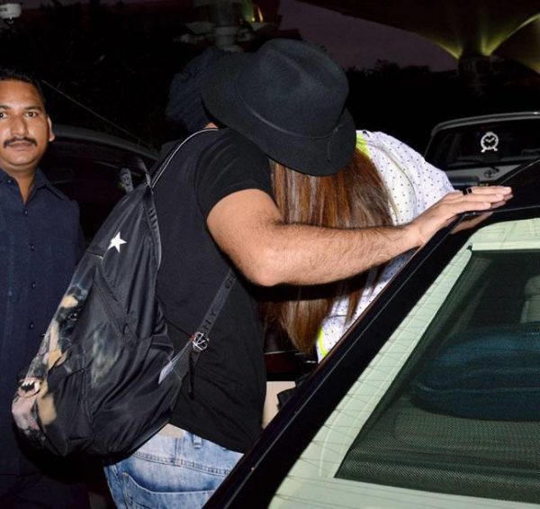bollywood_loves's tweet photo. Deepika Padukone Caught Kissing Ranveer Singh https://t.co/0ggxTImKOD https://t.co/LbHXKVWQpr