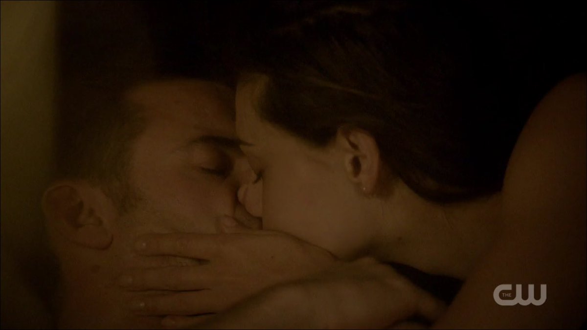 HaylijahRebel's tweet photo. "You're not alone" ❤️❤️❤️😭👏🏻 HAYLIJAH REUNITED OFFICIALLY AT LONG LAST!!!💔💗💖❤️ #TheOriginalsSeasonFinale #Haylijah 🔥 https://t.co/g8mX5GBlvJ