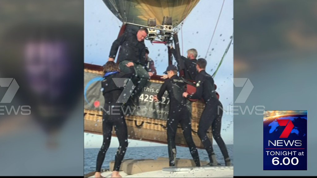 JenniferKeyte's tweet image. See the amazing pictures as passengers jump to safety after a hot air balloon's high drama. See you at 6PM. #7News