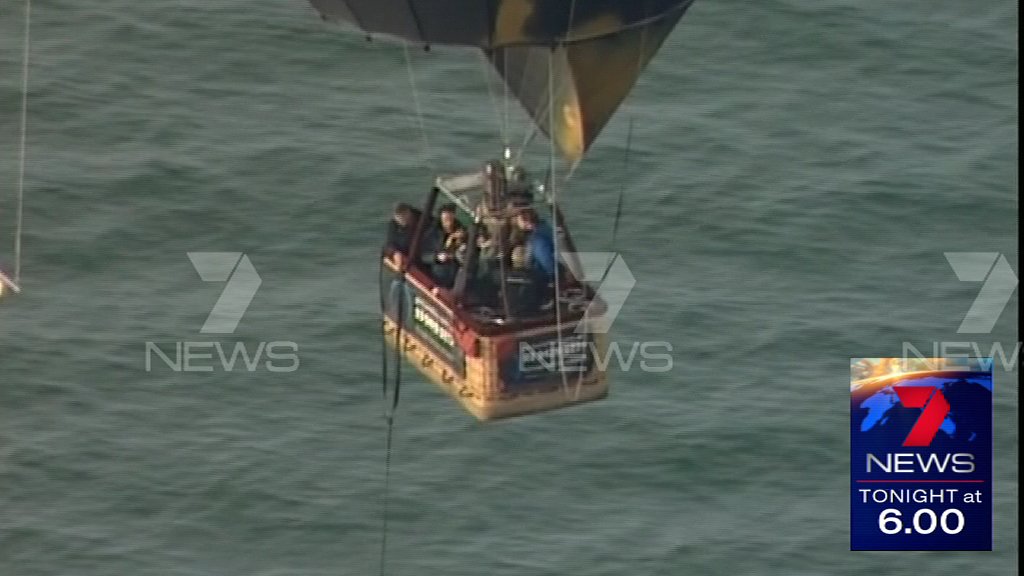JenniferKeyte's tweet image. See the amazing pictures as passengers jump to safety after a hot air balloon's high drama. See you at 6PM. #7News