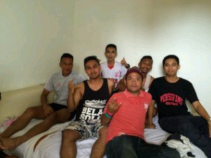 sebagian anggota pasoekan yg nemuin para pemain dan pelatih dan nanti sore ada info uji lapangan..sing selo merapat