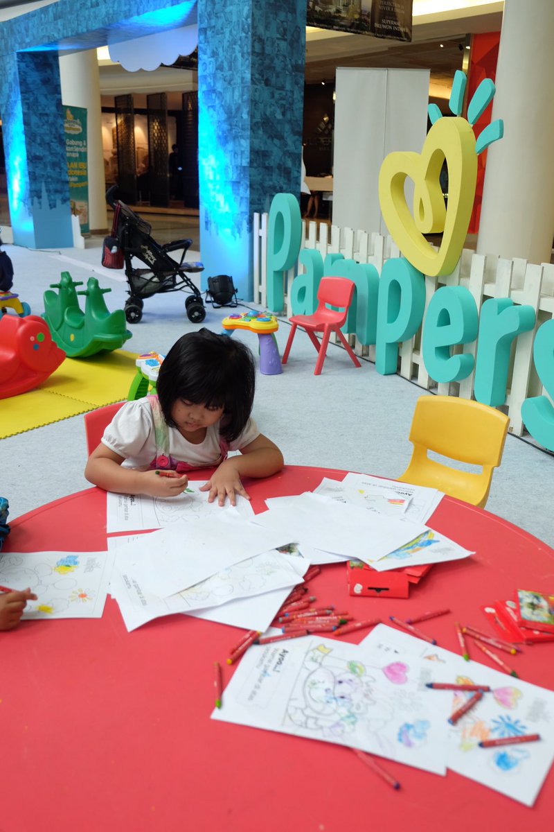 vik_ww's tweet image. Yuk adek2 yg mau mewarnai mampir di #pakaipampers #emak2blogger @Emak2Blogger