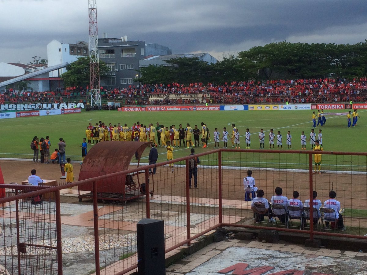 Kedua tim sudah memasuki lapangan. Kick off, segera! #BaritoDay