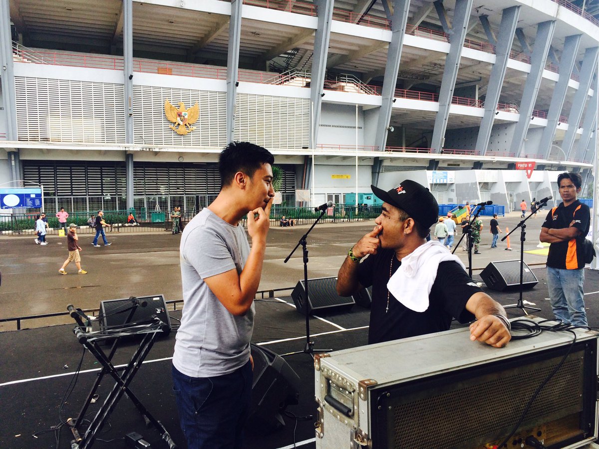 Santai backstage dgn sbagian tim Easy Skankin tuk perforn jam 2an nanti di pintu 7 luar, GBK Senayan.Siapa yg hadir?