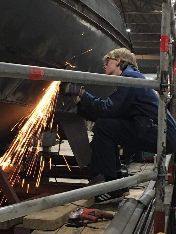 Gister is er flink wat werk verricht aan de nieuwe sleper. De loodsen hebben gister met z'n zevenen geslepen. ⛵ 💦 💪