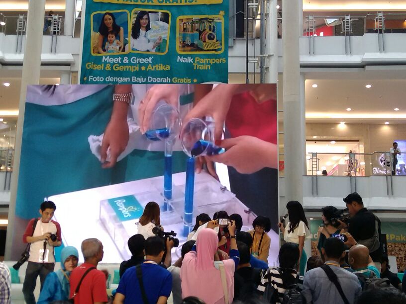 yuniarinukti's tweet image. Media dan Blogger mengikuti live demo Pampers yang dilengkapi perlindungan anti bocor #PakaiPampers #Emak2Blogger