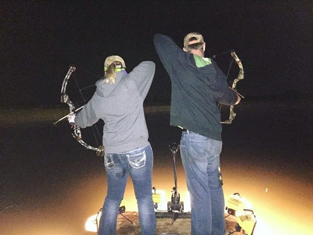 Bowfish247365's tweet photo. Fan Photo Submission by: wi.huntress > Couples who hunt together stay together❤ #amsbowfishing #huntcute #bowfishin… https://t.co/nOawAaPfBL
