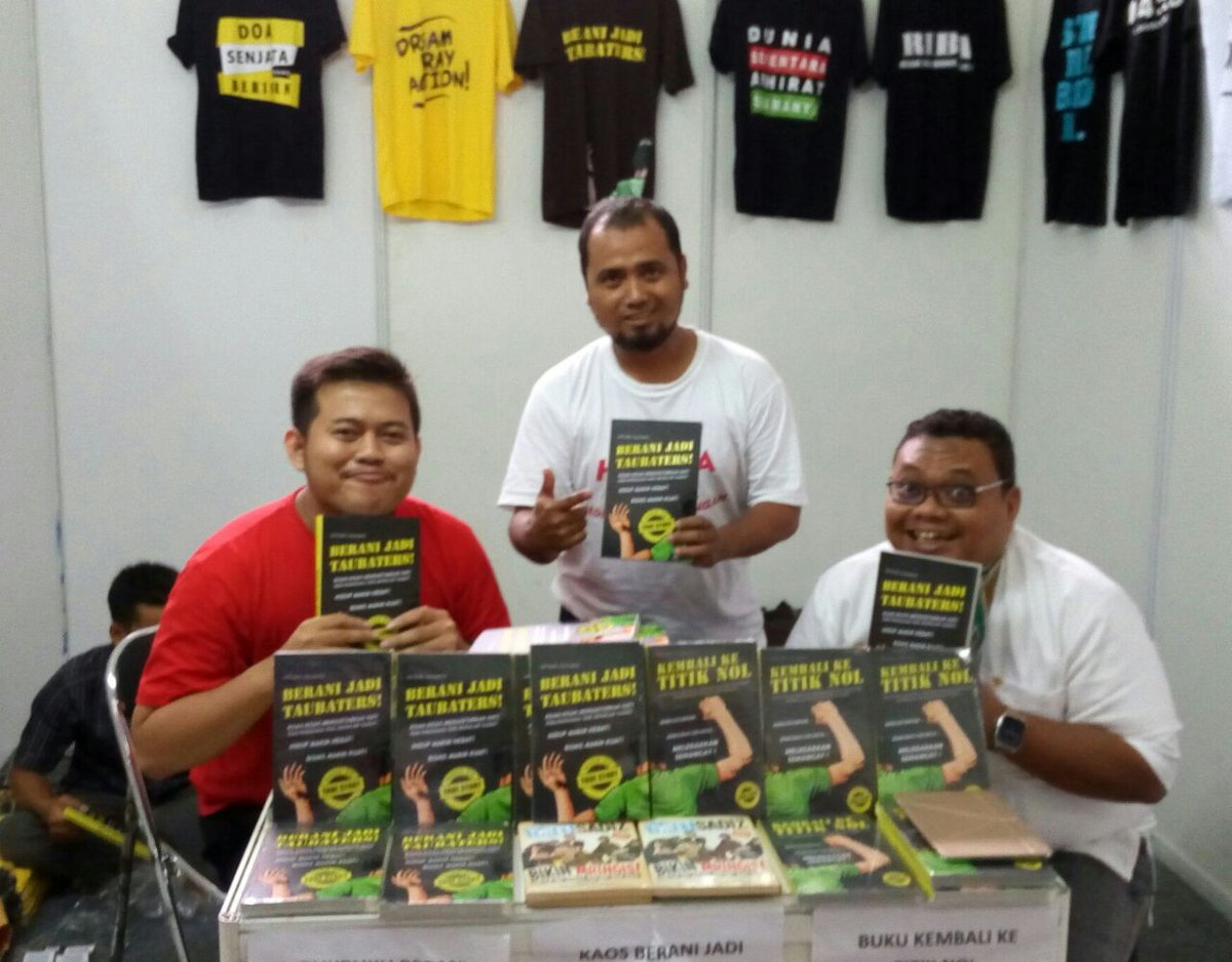 ahmadfathoni78's tweet image. Berani Jadi Taubaters ... Laris di Stand mas @avinptr langsung tandatangan kang @Saptuari di Bandung Entrepreneurs